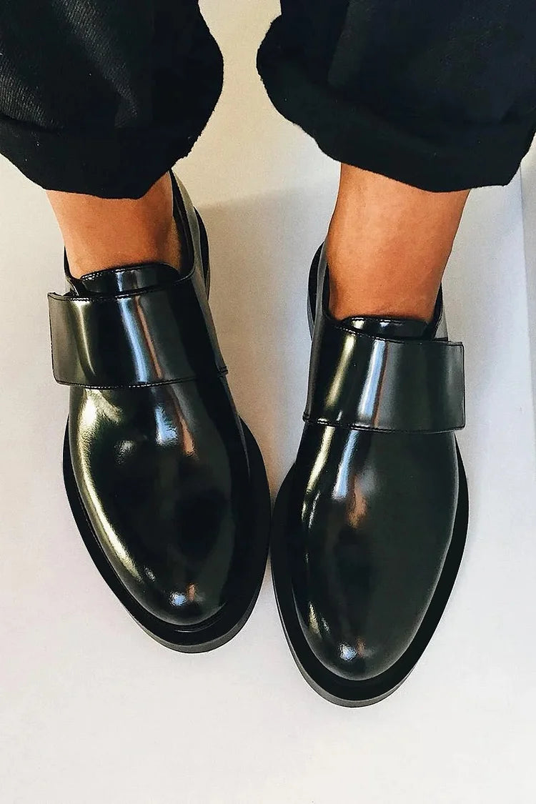 IRIS | Elegant glossy loafers with strap for an impeccable style