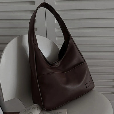 Loose hobo bag with a leather look