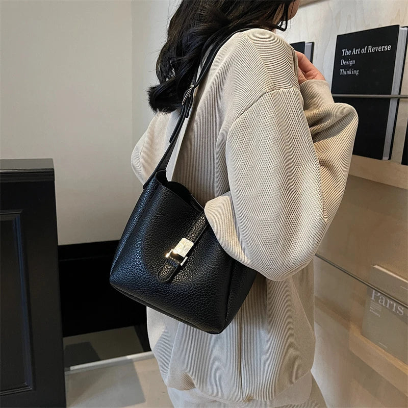 Iris™ – Modern bucket bag with a leather look