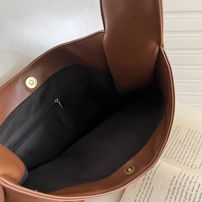 Loose hobo bag with a leather look