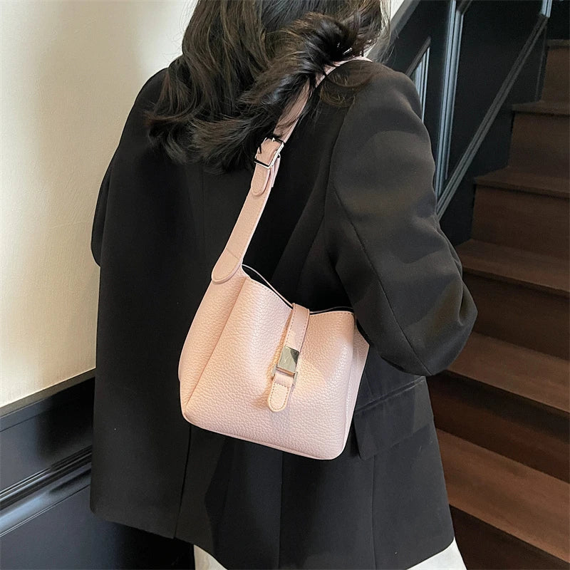 Iris™ – Modern bucket bag with a leather look