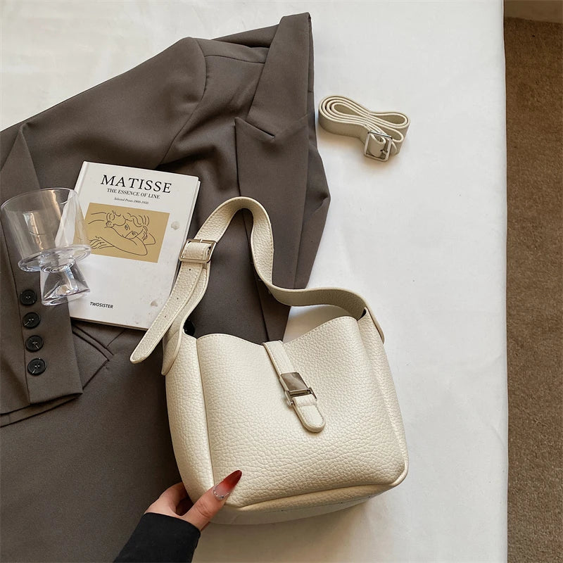 Iris™ – Modern bucket bag with a leather look